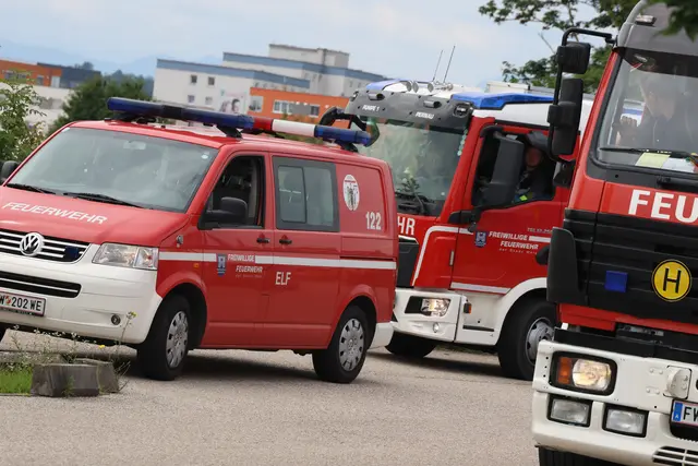 Die Feuerwehr musste einen Kleintransporter im Welser Stadtteil Pernau löschen, in dessen Motorraum es nach einer Reparatur zu brennen begonnen hatte. | Foto: laumat.at