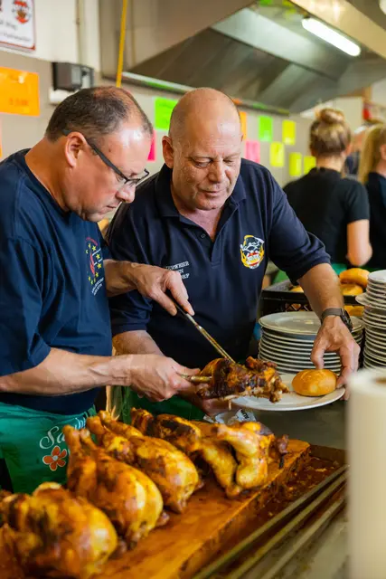 Das knusprige Leesdorfer Grillhendl gehört beim Leesdorfer Feuerwehrfest schon seit Jahren zur Tradition.

 | Foto: psb_c.kollerics
