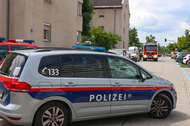 Großeinsatz der Einsatzkräfte in Wels-Neustadt. Ein vermeintliches Feuer stellte sich als angebranntes Essen heraus. | Foto: laumat.at