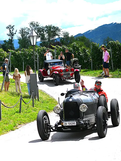 Die Begeisterung waren groß, als die ersten kostbaren Oldtimer beim Weinbersaal des Weingut Burg Taggenbrunn eintrafen | Foto: Josef Bodner