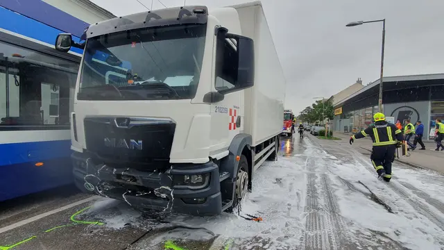 Rutschiger Schaumteppich, um den Lkw auf die Seite ziehen zu können. | Foto: Freiwillige Feuerwehr Baden Leesdorf