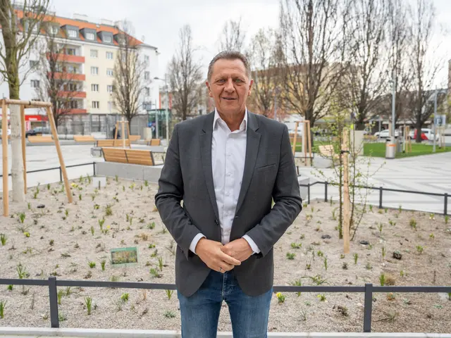 Bezirksvorsteher Thomas Steinhart (SPÖ) freut sich über das "neue, durchdachte Wohnangebot" in der Grillgasse. | Foto: Valentina Marinelic