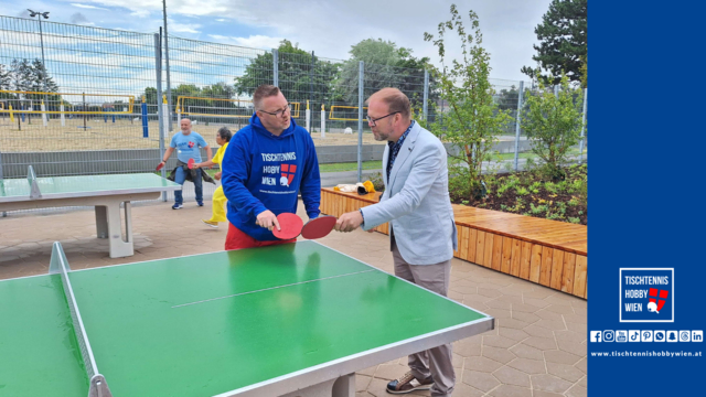 Auch der BV von Rudolfsheim Herr Dietmar Baurecht lies sich gleich vor Ort ein paar Tipps geben. | Foto: Tischtennis Hobby Wien, Singer