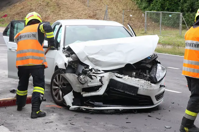 In Weißkirchen stießen ein Pkw und ein Kleintransporter bei der Autobahnauffahrt zusammen und verursachten eine Verkehrsbehinderung auf der Marchtrenker Straße.