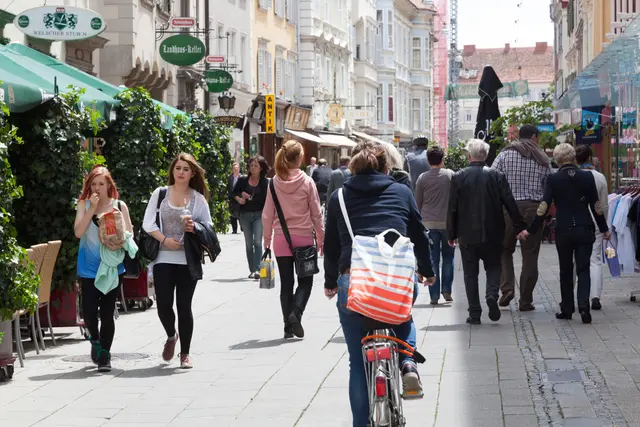 Brennpunkt Schmiedgasse: Zwischen Fußgängerinnen und Fußgänger, Radfahrerinnen und Radfahrern sowie Gastgärten wird es regelmäßig eng: Nun zeigen Zahlen, die Zahl der Radfahrenden ist rückläufig. | Foto: MeinBezirk.at