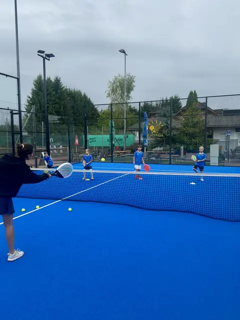 Kinder von fünf bis 15 Jahren sind beim Padel Camp willkommen. | Foto: Kimasol