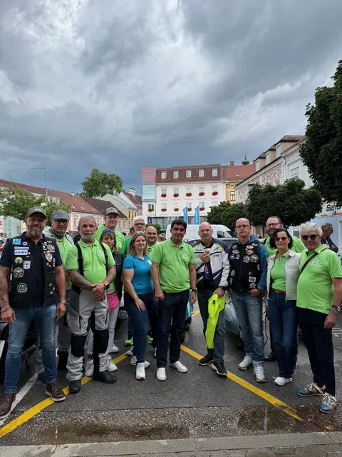 (v.l.n.r.) BGM Christian Gepp mit zahlreichen Vespa-Fans, u.a. Oberst Jürgen Schlechter, Szoltan Somogyi,
Elisabeth Hormann, Jeannine und Michael Zaruba, Michael Vesely, Roswitha und Helmut
Schrammel.  | Foto: Stadtgemeinde Korneuburg