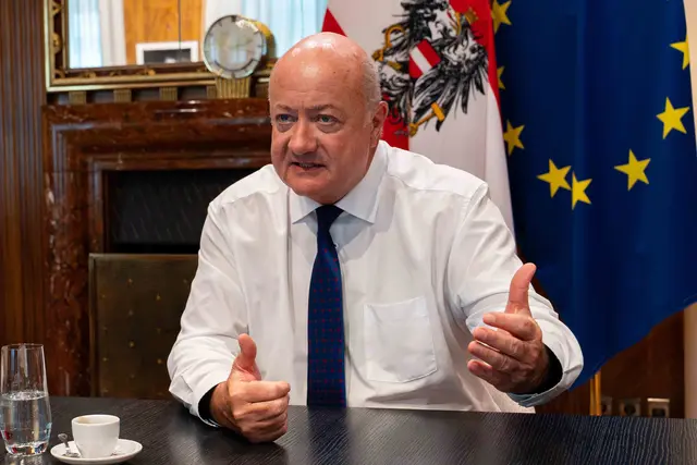 Bundeskanzler Christian Stocker (ÖVP) äußerte sich vor einem Treffen mit dem französischen Präsidenten Emmanuel Macron am Freitag kritisch zum Vorschlag der EU-Kommission für den kommenden Finanzrahmen für die Jahre 2028 bis 2034.  | Foto: Martin Baumgartner