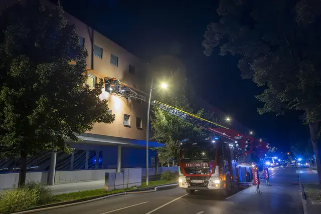 Kurz vor Mitternacht wurde zunächst ein Brandmeldealarm im zweiten Stock des Heims ausgelöst | Foto: Manfred Wimmer