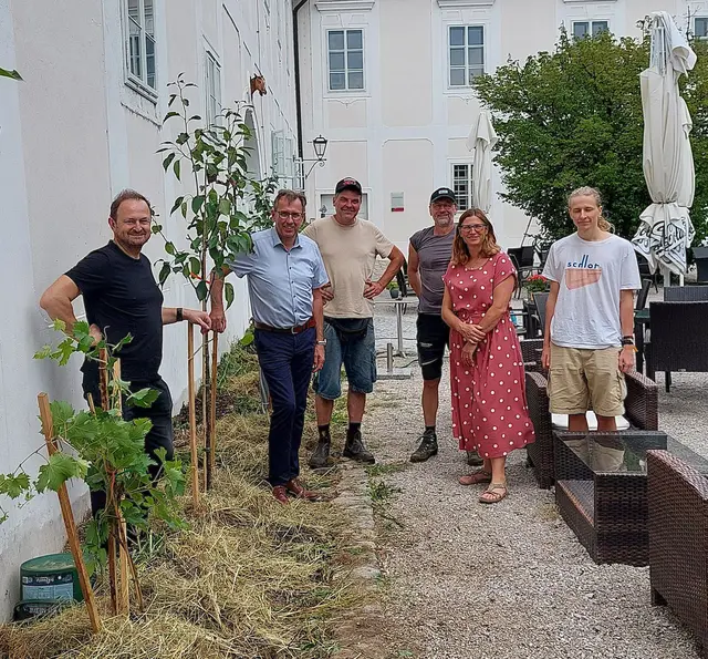 Bürgermeister Christian Deleja-Hotko (2. v. li.) freut sich über den Start der Umsetzung des Projekts, das in Kooperation mit der HLBLA St. Florian entstanden ist. | Foto: Stadtamt Enns