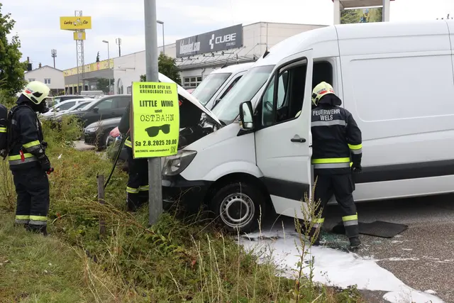 Die Feuerwehr musste einen Kleintransporter im Welser Stadtteil Pernau löschen, in dessen Motorraum es nach einer Reparatur zu brennen begonnen hatte. | Foto: laumat.at