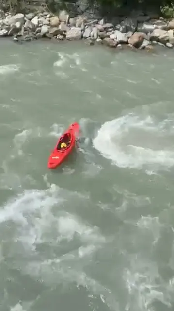 Ein herrenloses Kajak trieb auf der Ötztaler Ache bei Sölden. Ein Großaufgebot der Wasserrettungen der umliegenden Orte und der Feuerwehr wurde aufgefahren. Bis schlussendlich Entwarnung gegeben werden konnte. | Foto: ZOOM.TIROL