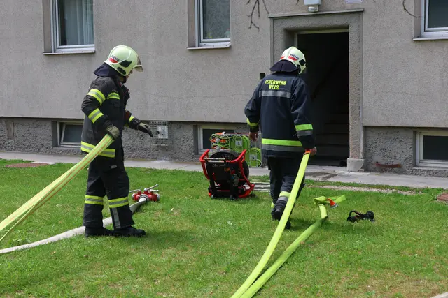 Großeinsatz der Einsatzkräfte in Wels-Neustadt. Ein vermeintliches Feuer stellte sich als angebranntes Essen heraus. | Foto: laumat.at