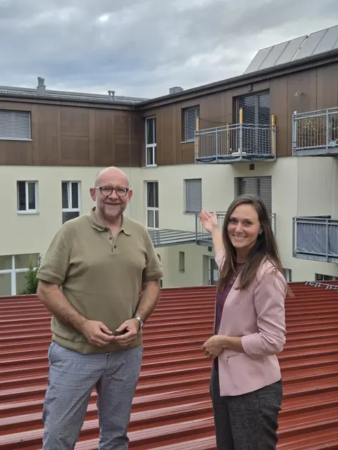 Bundesrätin Viktoria Hutter mit Bürgermeister Roland Datler vor der PV-Anlage auf dem Gemeindezentrum Gastern. | Foto: VPNÖ