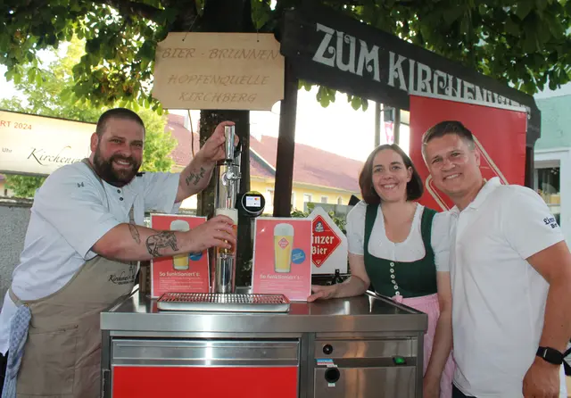 Christoph Enengl zapfte das erste Bier beim Selbstbedienungsbierbrunnen. Gattin Jamin Enengl (2. v. r.) hatte die Idee. In Kooperation mit der Brauunion und Linzer Bier wurde diese umgesetzt. Über diese Innovation freut sich Markus Kapl (re.), Geschäftsführung Gastronomie der Bau Union Österreich AG. | Foto: MeinBezirk Linz-Land
