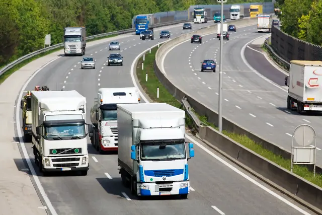 Die geplanten Lkw-Mauttarife für 2026 sorgen offenbar für Spannungen innerhalb der Regierungskoalition. | Foto: © Fotolia
