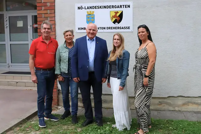 GGR Herbert Stuxer, Betreuerin Sabine Ullmann, BGM Ernst Wendl und die Hortleiterinnen Sandra Vodnek und Petra Schreibeis zeigen sich über die sehr gute Kinderbetreuung erfreut. | Foto: Marktgemeinde Himberg