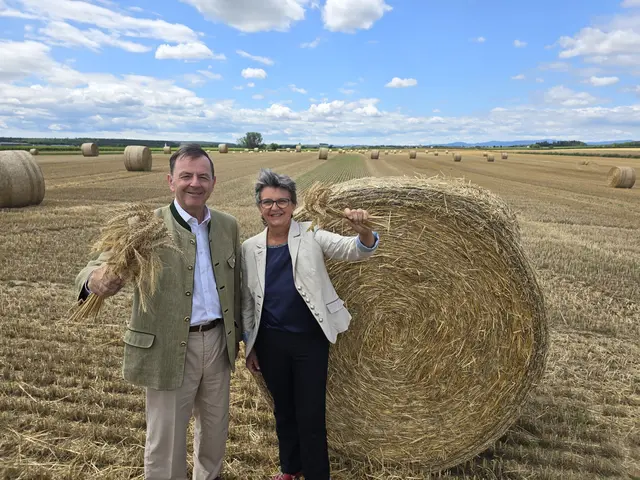 Präsident der Landwirtschaftskammer Burgenland, Nikolaus Berlakovich, gemeinsam mit der LK-Pflanzenbauausschussvorsitzenden, Maria Portschy, bei einem Pressegespräch in Deutschkreutz zur Getreideerntebilanz im Burgenland. | Foto: LK Bgld. /Tesch-Wessely