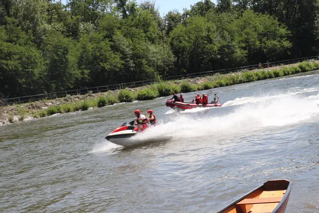 Der Besucherandrang war groß. Aus der ganzen Region kamen Besucher, um die Mur von ihrer schönsten Seite zu erleben.  | Foto: Edith Ertl