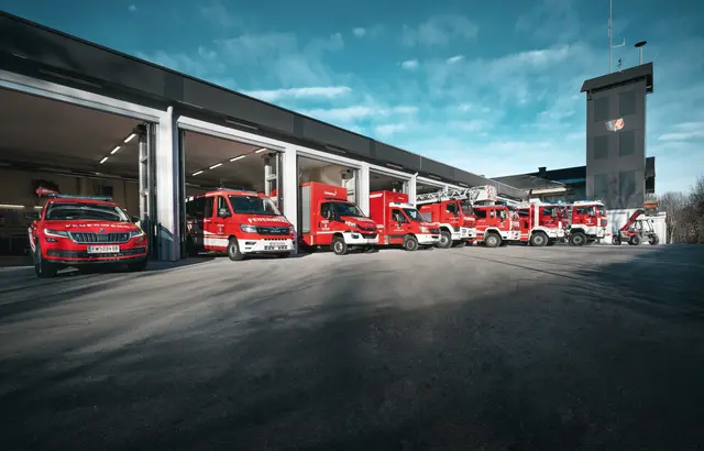 Stark aufgestellt für jeden Einsatz: die Feuerwehr Schladming mit ihrer modernen Fahrzeugflotte vor dem Rüsthaus | Foto: Feuerwehr Schladming