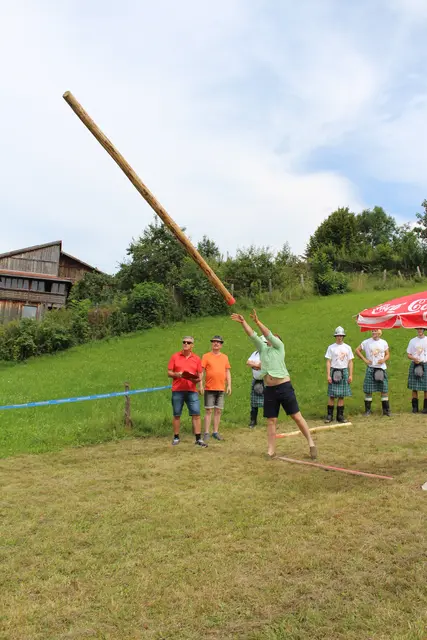 Baumstammweitwurf