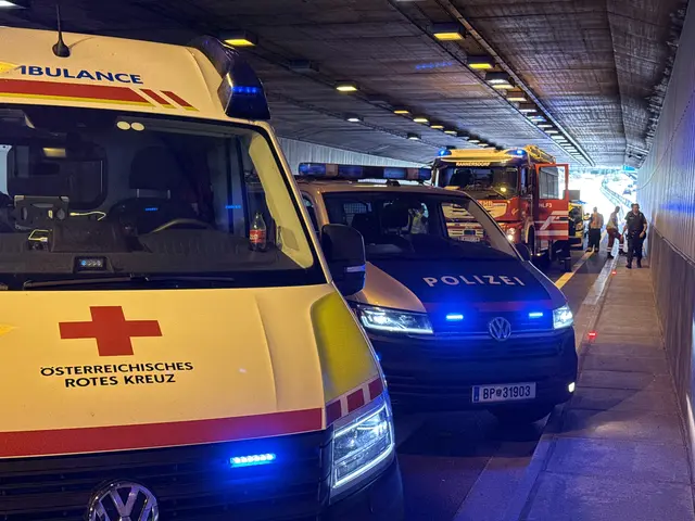 Bei dem Einsatz wurde eine Person leicht verletzt und von den Sanitätern vor Ort versorgt. | Foto: FF Schwechat