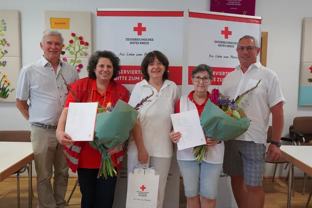 Verabschiedung langjähriger RK-Ortsstellenleiterinnen am Gemeindeamt in Weiden am See: SPÖ-Bürgermeister Heinrich Hareter, Michaela Lastowicka, Dr. Gabriele Nabinger, Hermine WILHELM und ÖVP-Vize-Bgm. Christian Wandler | Foto: Andrea Glatzer