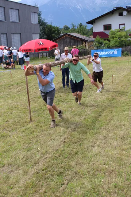 Slalomlauf mit Baumstamm
