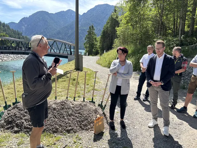 Bgm. Hanspeter Wagner war passend zum Anlass selbst zum See geradelt, hier begrüßte er mit LTP Sonja Ledl-Rossmann und LHStv. Philip Wohlgemuth höchste Repräsentanten des Landes Tirol. | Foto: Reichel