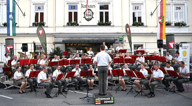 Die Militärmusik Kärnten, dirigiert von "Didi" Pranter, vor dem Feldkirchner Rathaus | Foto: Josef Bodner