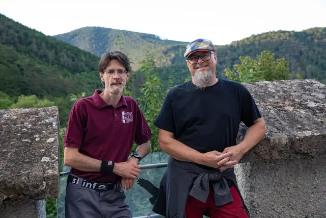 Christian Wagner und Thomas Brunner vor der schönen Hügellandschaft. | Foto: er