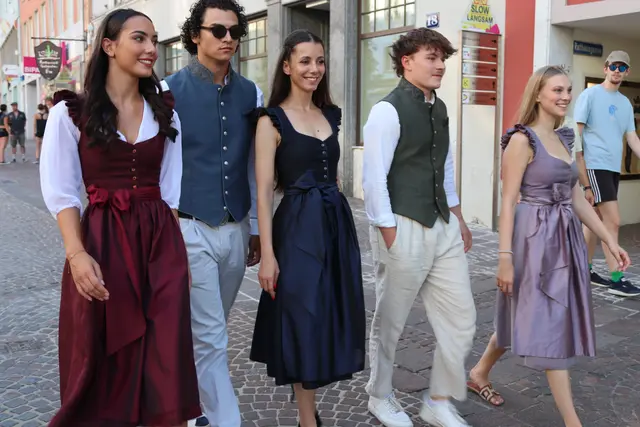 Die Mitglieder der Kata Mackh Dance Company glänzten nicht nur mit schönen Dirndln und Westen, sondern auch mit ihrem Auftritt auf der Bühne. | Foto: MeinBezirk.at