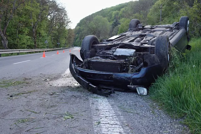 Das Auto überschlug sich zweimal. (Symbolbild) | Foto: stock.adobe.com/at/Branislav 