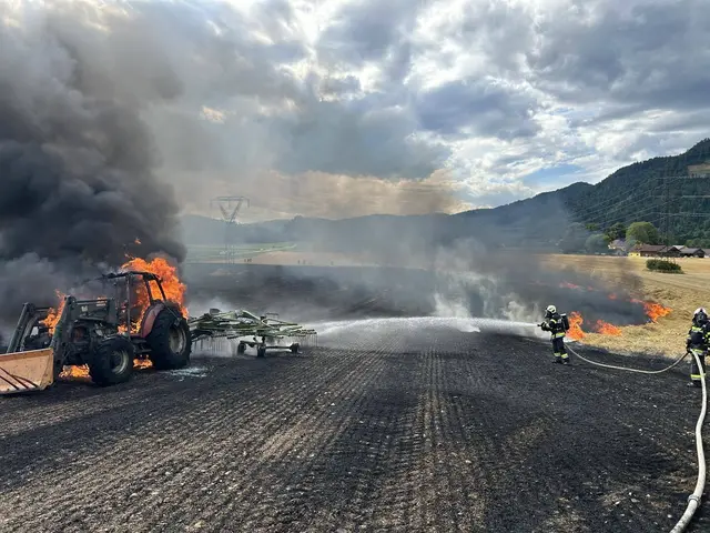 Der nahestehende Traktor in Vollbrand.  | Foto: Feuerwehr Völkermarkt
