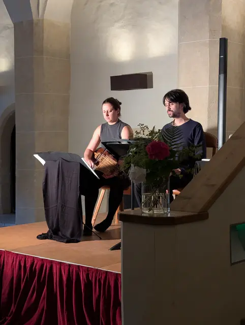 Anna Breger auf der Nyckelharfe und Aleksandar Jovanovic als Countertenor flochten mittelalterliche und elektronische Klänge zu einer harmonischen Einheit. | Foto: Schloss Landeck/Tanja W.