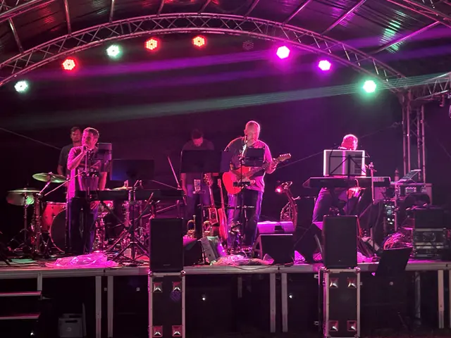 Ein letztes Mal rockte die Tanzband ,,NO ESCAPE'' die Bühne in Kleinschweinbarth.  | Foto: Thiem/MeinBezirk