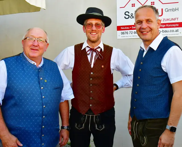 Bgm Hans Öhlinger, Obmann Florian Aigner und Bgm Christian Mader (re)