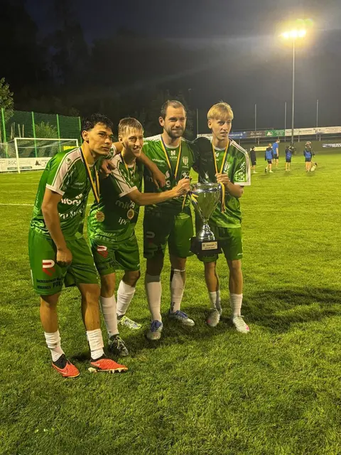 Kapitän Ledineg mit dem Supercup Pokal. | Foto: SC Retz