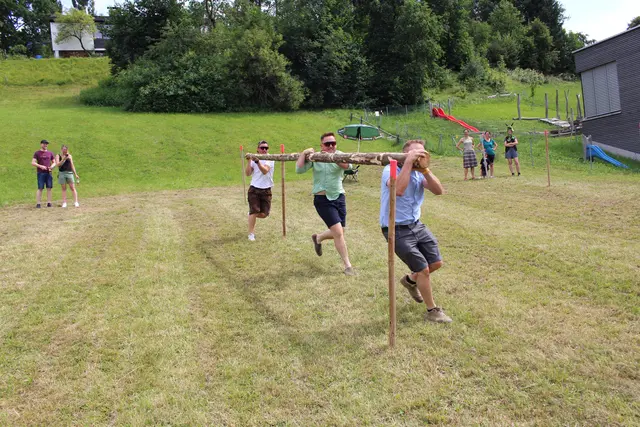 Slalomlauf mit Baumstamm