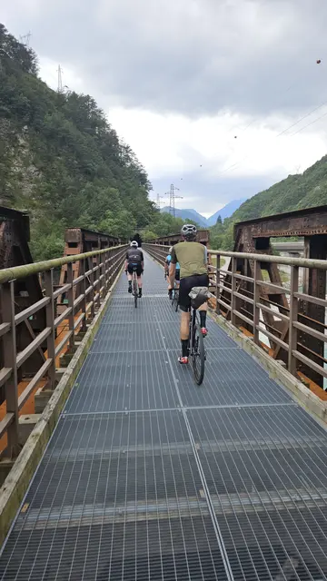 Mit einer flotteren Gruppe ging es mit einigen Höhenmetern durch die Berge, während andere Radler genussvoll am Radweg durch das Kanaltal pedalierten. | Foto: Bernd Tauderer