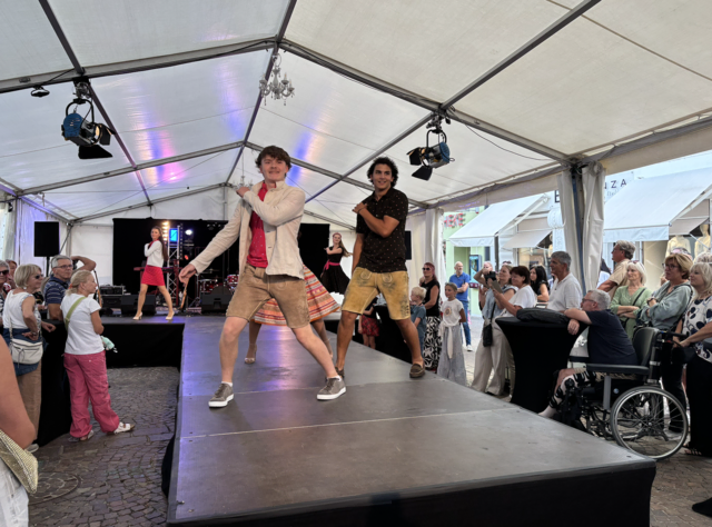 Die Kata Mackh Dance Company präsentierte die Trachtenmode. | Foto: MeinBezirk.at