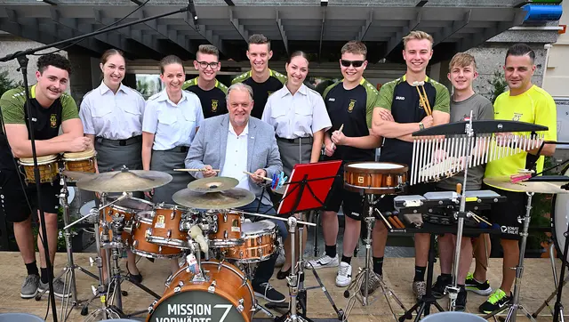 Bürgermeister Martin Treffner vor dem Konzert in geselliger Runde der Kärntner Militärmusik | Foto: Josef Bodner