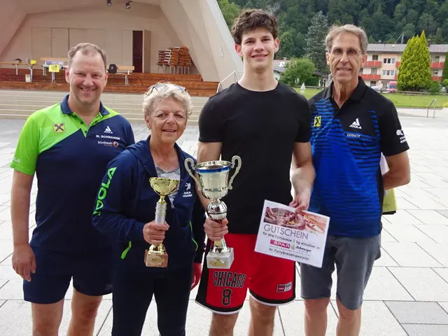 TTV-Obmann-Stv. Michael Schwaiger (li.) und Obmann Gernot Schwaiger mit den Tagessiegern Renate Grander und Florian Schwaiger 