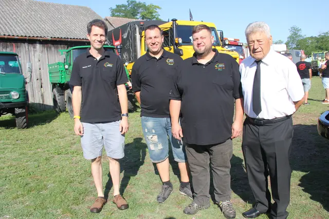 René Dick mit Organisatoren des Unimogtreffens. | Foto: Raimund Mold
