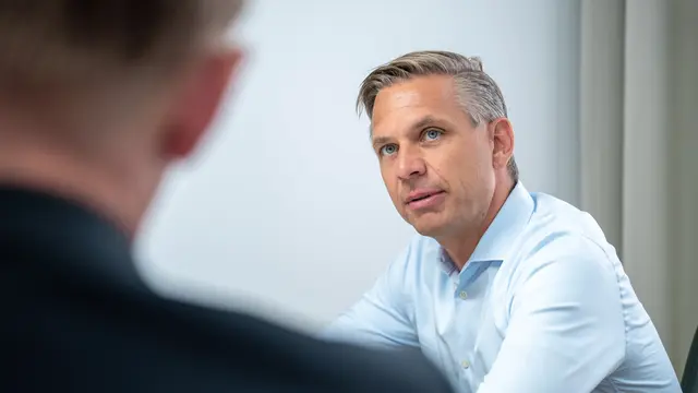 Am Samstag war Wirtschaftsminister Wolfgang Hattmannsdorfer (ÖVP) im Ö1-Mittagsjournal zu Gast.   | Foto: BRS/Siegl