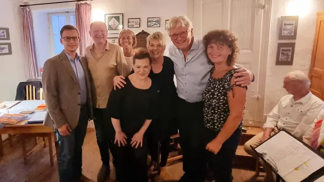 Erfolgreiche Veranstaltung am Brandlhof: 
Bgm. Stefan Schröter, Christoph Stich (Bühne Weinviertel), Doris Buchmann (NÖ Volkskultur), Saskia Fanta, Andrea Schlor, Prof. Gerhard Blaboll, Vize-Bgm. Waltraud Kronawetter