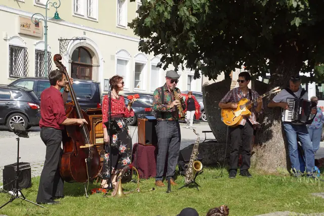 De Strawanza eröffneten das 1.Flachsklangfestival in Haslach.  | Foto: Helmut Eder