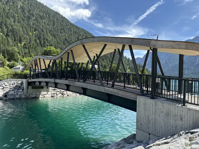Vergangenes Jahr wurde die neue Brücke über den Kanal eröffnet, als Folgeprojekt wird nun der Radweg in Richtung Talkessel gebaut. | Foto: Reichel
