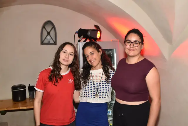 Das Stromboli-Team Amalia, Klara, und Ruth versorgten die Gäste mit kühlen Getränken.  | Foto: Kendlbacher