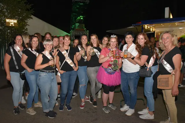 Die Braut Stefanie feiert mit ihrer Poltergruppen beim Wildsaufest | Foto: Alois Braid / zema.medien.de